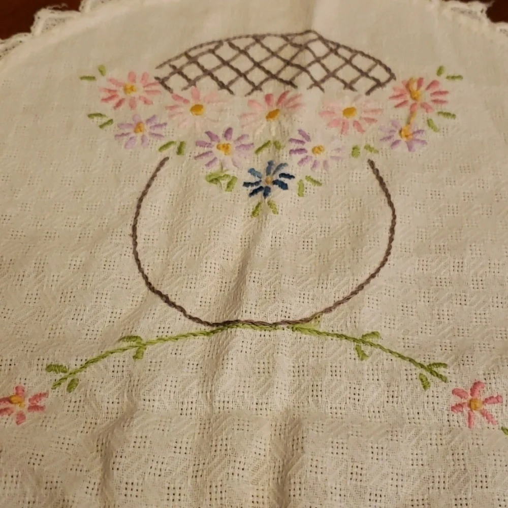 VINTAGE Hand Embroidered Table Runner Dresser Runner Oval 35
